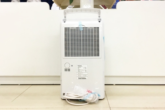 Tạm biệt nỗi lo quần áo ẩm mốc mùa mưa với máy hút ẩm Panasonic F-YCT10V