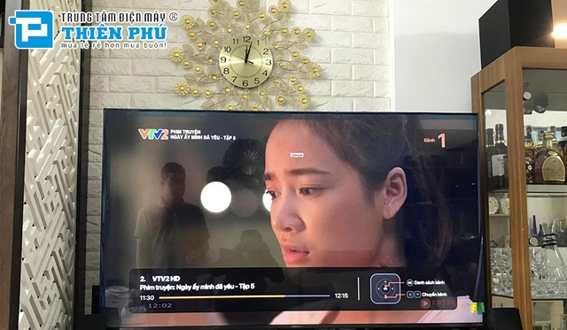 Tại sao nên chọn smart tivi Samsung 55 inch 4K UA55U8000FKXXV cho phòng khách hiện đại?