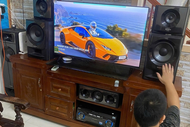 Tặng bố mẹ tivi Samsung 50 inch UA50U8000FKXXV với giao diện dễ dùng, chữ to rõ nét