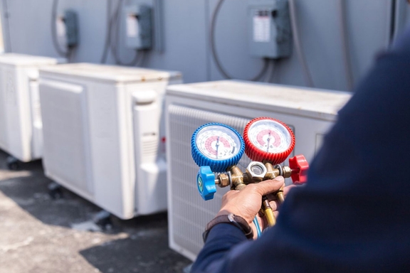 Bao lâu thì cần bơm thêm gas cho dàn nóng điều hòa trung tâm Daikin RSUQ7AVM một lần?
