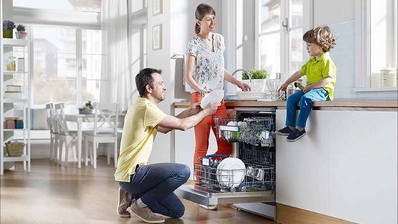 So sánh máy rửa bát Toshiba và Bosch: máy rửa bát loại nào tốt?