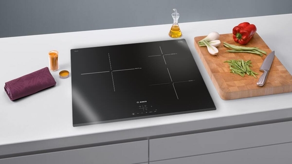 So sánh bếp từ 3 vùng nấu Bosch PID675DC1E và Electrolux EIT913
