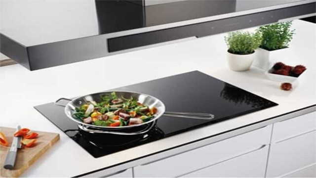 So sánh bếp từ 3 vùng nấu Bosch PID775DC1E và Electrolux LIT60342