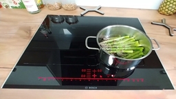 Khả năng giữ ấm của bếp từ Bosch PXE675DC1E và hướng dẫn sử dụng