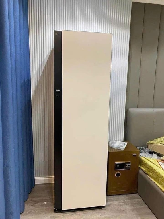 Tủ chăm sóc quần áo LG SC5MBR80H sản phẩm duy nhất được tích hợp bàn là cầm tay trong máy