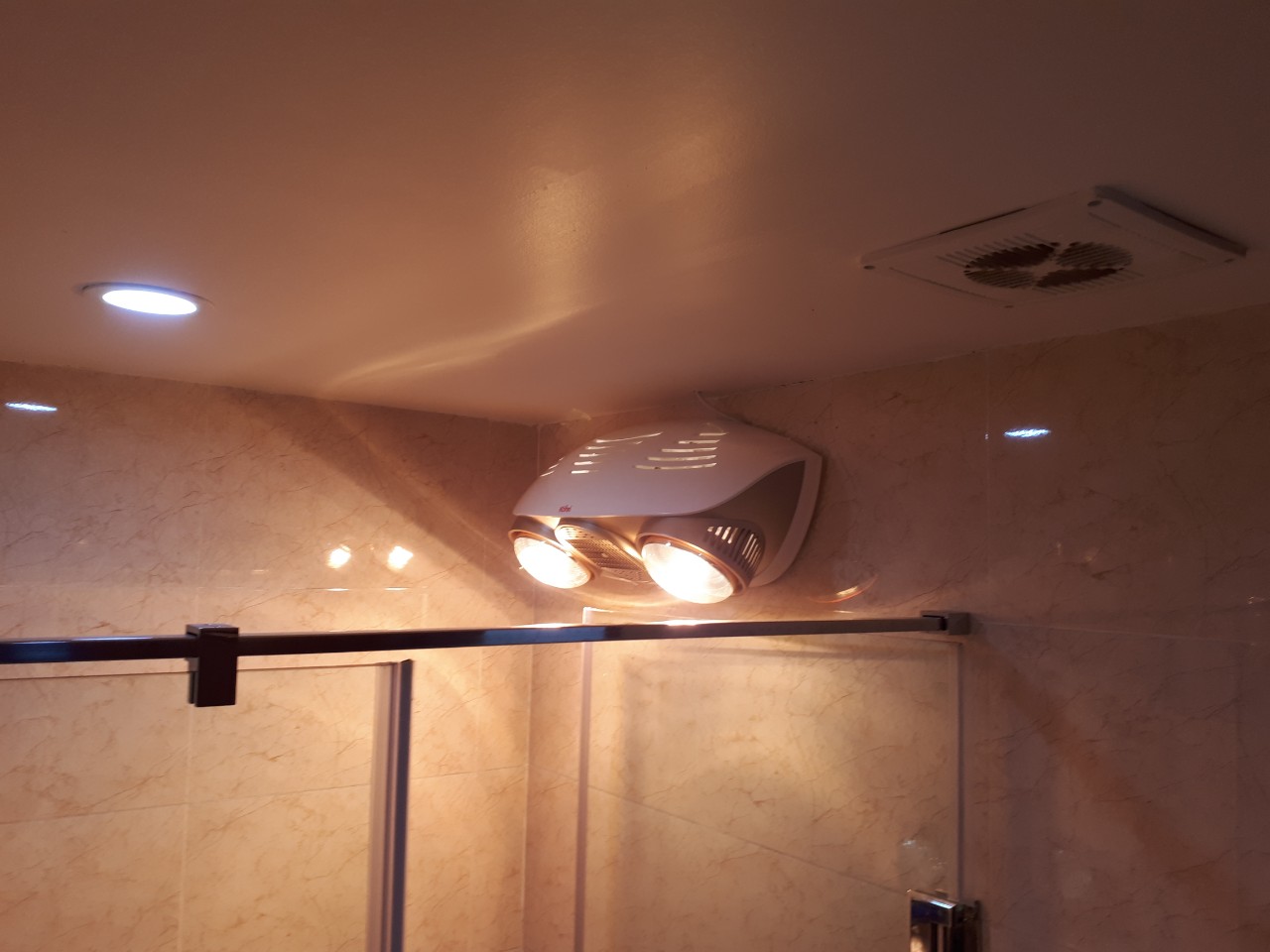 Đèn sưởi nhà tắm có quạt thổi gió nóng có tốt không?