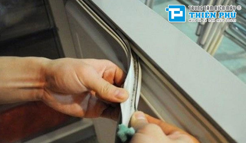 Tủ lạnh nhà bạn bị đổ mồ hôi phải làm sao?