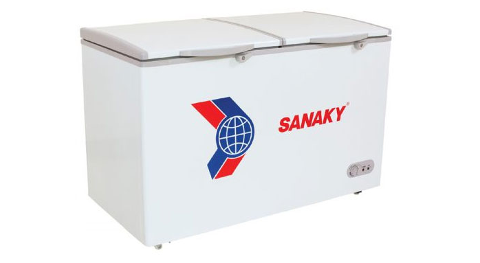 Điểm đáng chú ý hơn ở trên tủ đông Sanaky là thiết kế bảng điều khiển nhiệt độ trên thân tủ rất đơn giản