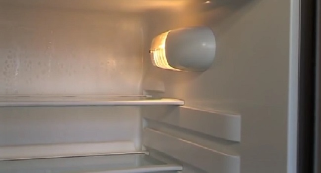 Tại sao đèn sáng mà tủ lạnh không chạy?