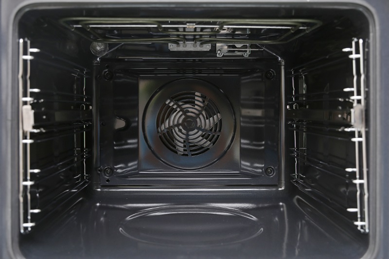 Lò Nướng Âm Tủ Điện Tử Electrolux EOB3434BOX mang cả vườn nướng BBQ lên bàn ăn của gia đình