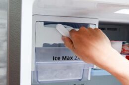 Vì sao tủ lạnh làm đá lâu hơn bình thường?