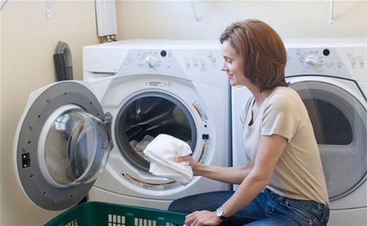 Cách vệ sinh máy giặt Electrolux lồng ngang đơn giản