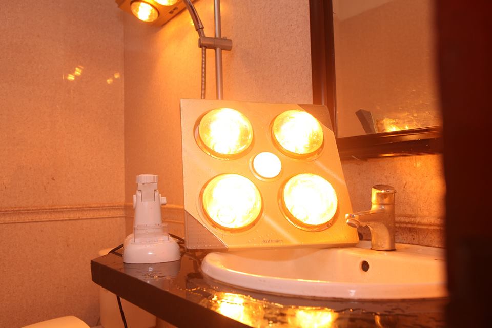 Vệ sinh đèn sưởi nhà tắm âm trần 4 bóng - Chuẩn bị cho mùa đông ấm
