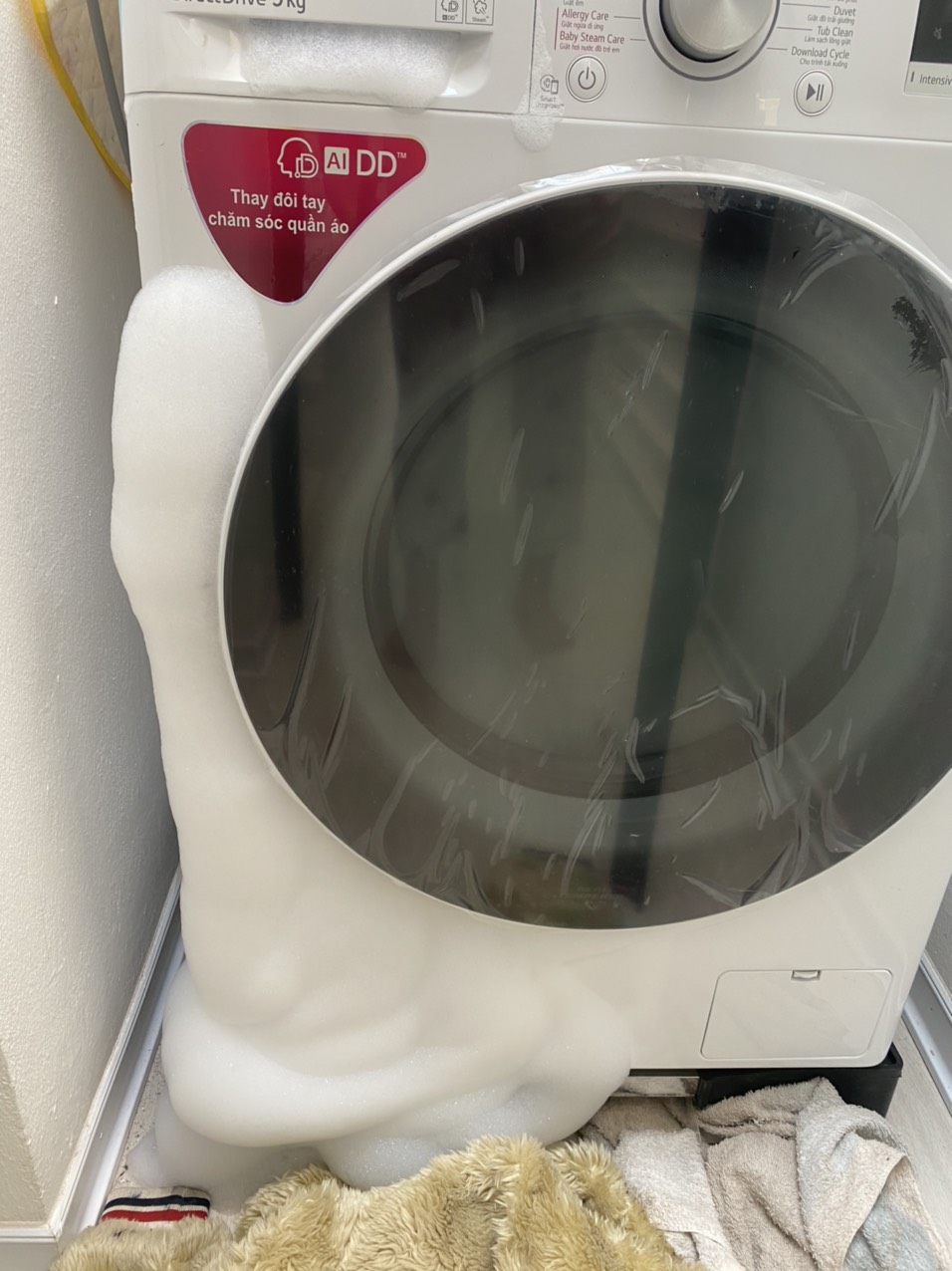 Nguyên nhân nào dẫn đến máy giặt bị trào bọt ra ngoài và cách khắc phục ngay tại nhà