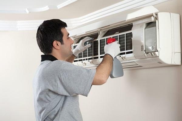 Nguyên nhân và cách khắc phục điều hòa thổi ra hơi nóng, có mùi hôi