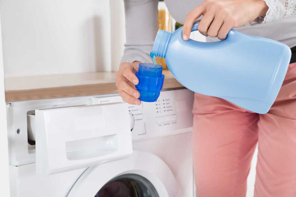 Dùng nước xả vải sai cách giảm tuổi thọ máy giặt, rước bệnh