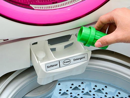 Dùng nước xả vải sai cách giảm tuổi thọ máy giặt, rước bệnh