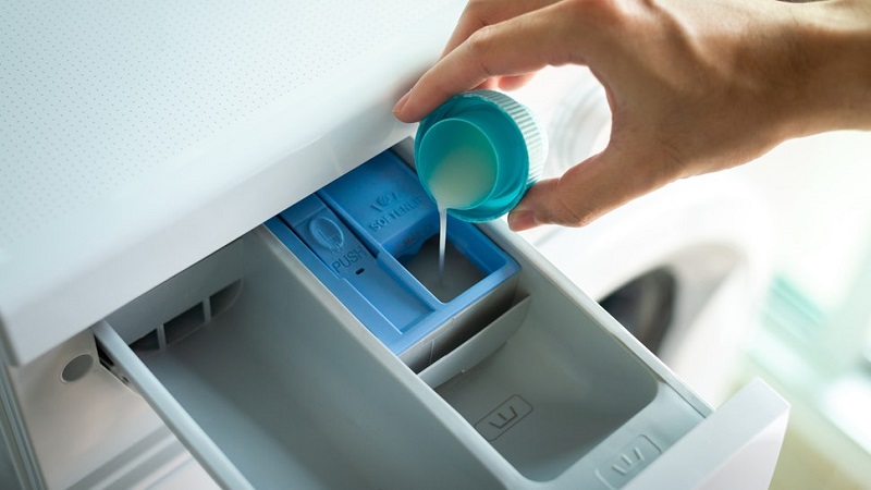 Dùng nước xả vải sai cách ảnh hưởng đến máy giặt