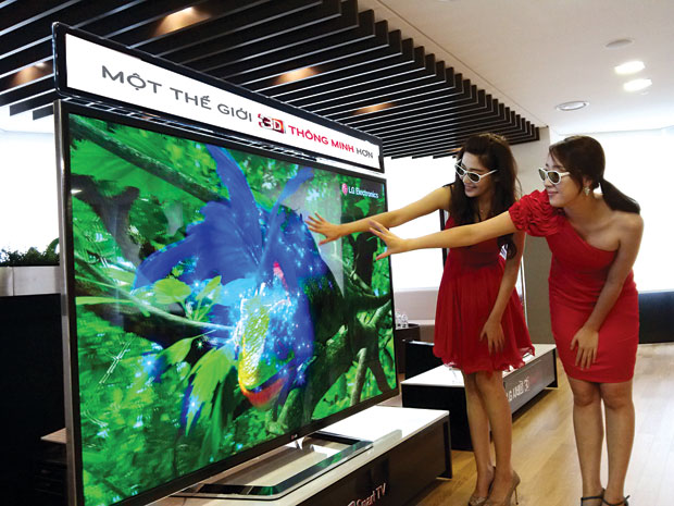 Mua máy chiếu hay smart tivi - Màn hình lớn hay chất lượng hình ảnh?