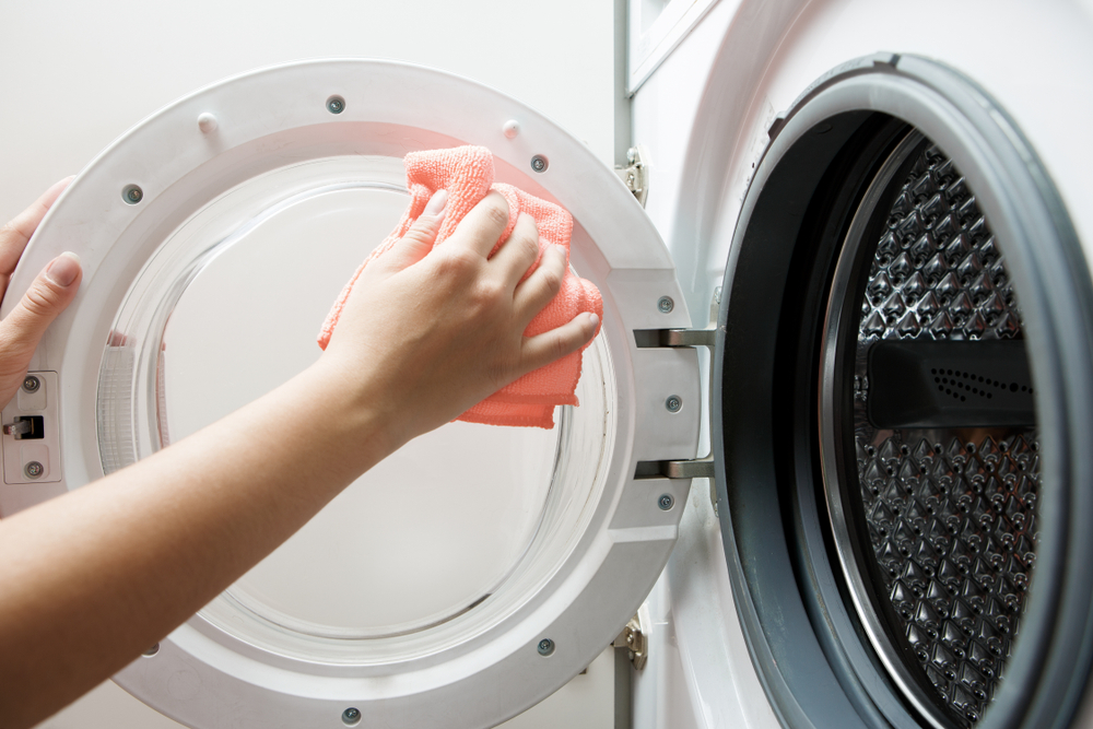 Hướng dẫn vệ sinh máy giặt cửa ngang đúng cách.