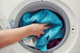 Thêm quần áo khi máy giặt cửa ngang đang hoạt động có được không?