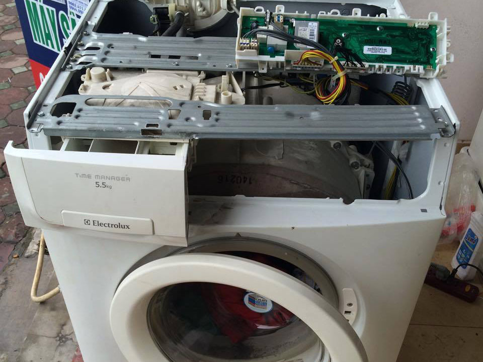 Máy giặt electrolux  bị rỉ nước nguyên nhân do đâu? Cách khắc phục như thế nào?