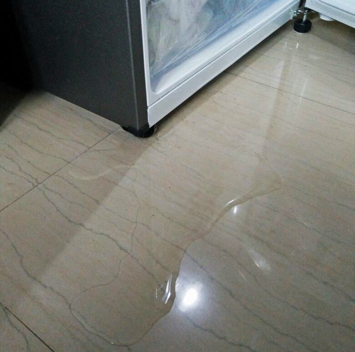 Tủ lạnh sharp đổ mò hôi chảy nước ra nhà