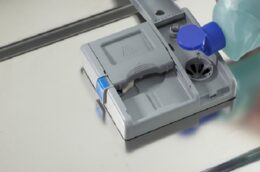 Hướng dẫn cách đổ nước bóng vào máy rửa chén Bosch serie 8