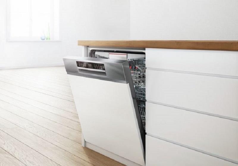 Máy rửa bát Bosch tự hé cửa mà thời gian vẫn đếm ngược là bình thường hay không?