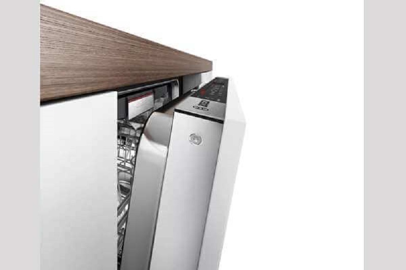 Máy rửa bát Bosch tự hé cửa mà thời gian vẫn đếm ngược là bình thường hay không?