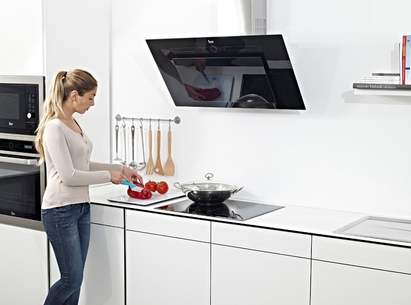 Máy hút mùi kính vát là gì? Ưu nhược điểm mà bạn nên biết