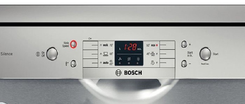 Bảng điều khiển của Bosch SMS63L08EA nằm phía trước