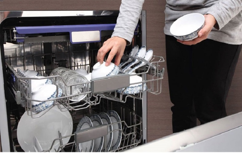 Sắp xếp bát đĩa vào máy rửa bát Bosch SMS6ZCI42E ngay ngắn gọn gàng