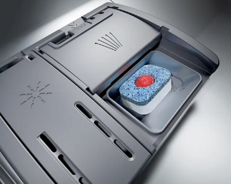 xếp bát đĩa vào máy rửa bát Bosch SMS2IVI61E