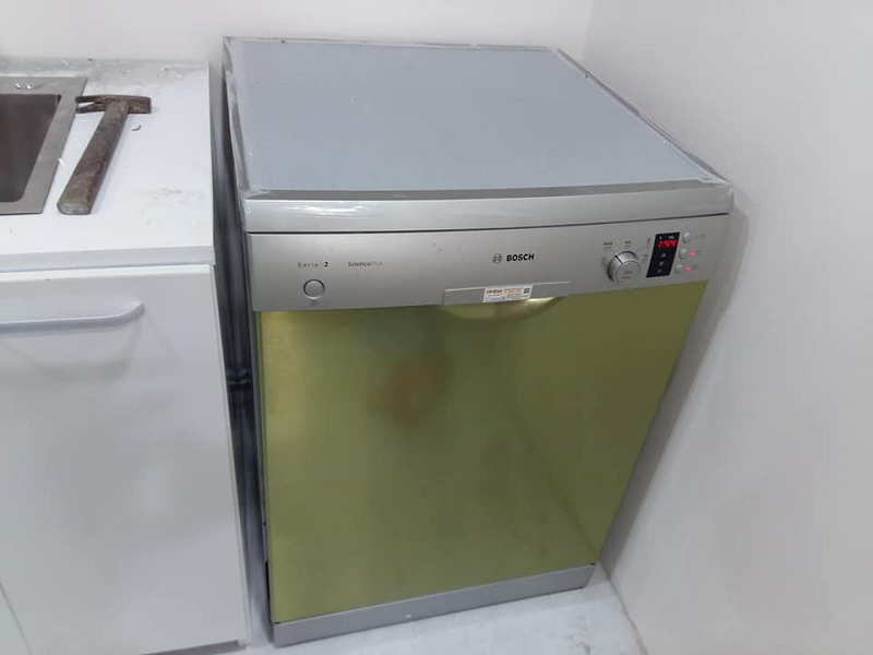 Cho viên rửa hoặc bột rửa chuyên dụng vào máy rửa bát Bosch serie 2
