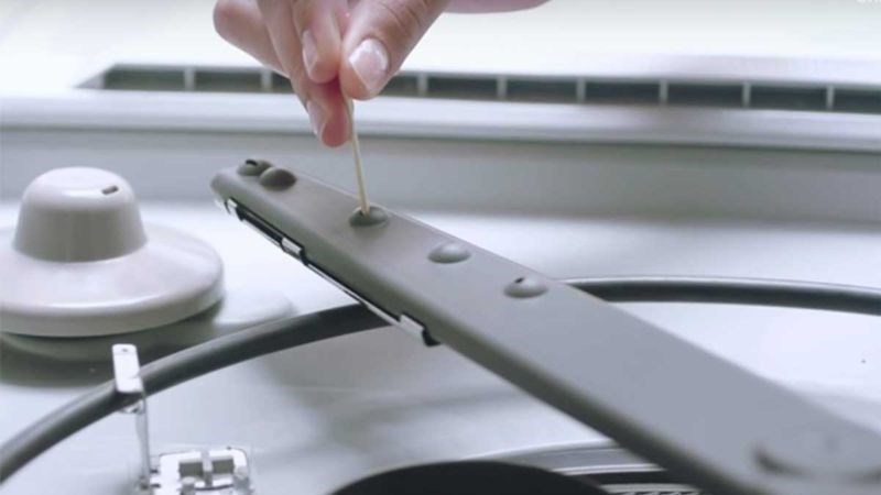 Cách làm sạch tay phun nước máy rửa bát bosch serie 6