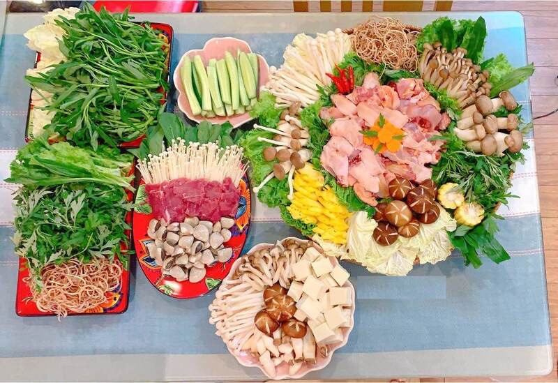 Chuẩn bị đồ cho món lẩu thái chua cay