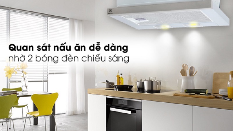 Bật máy hút mùi Electrolux LFP316S trước khi nấu