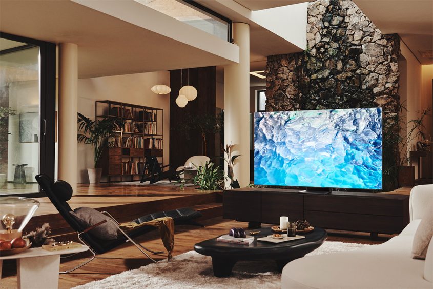 So sánh Tivi Samsung UA43AU7002KXXV và Qled QA43Q63CAKXXV