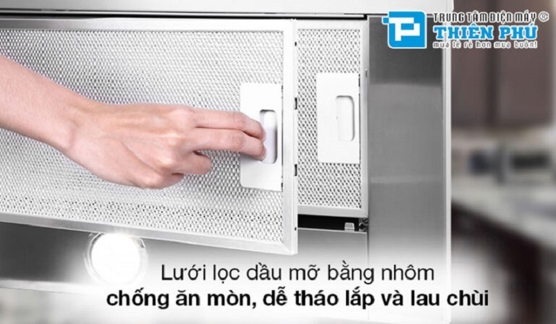 Dùng máy phun hơi nước làm sạch lưới lọc máy hút mùi Bosch âm tủ