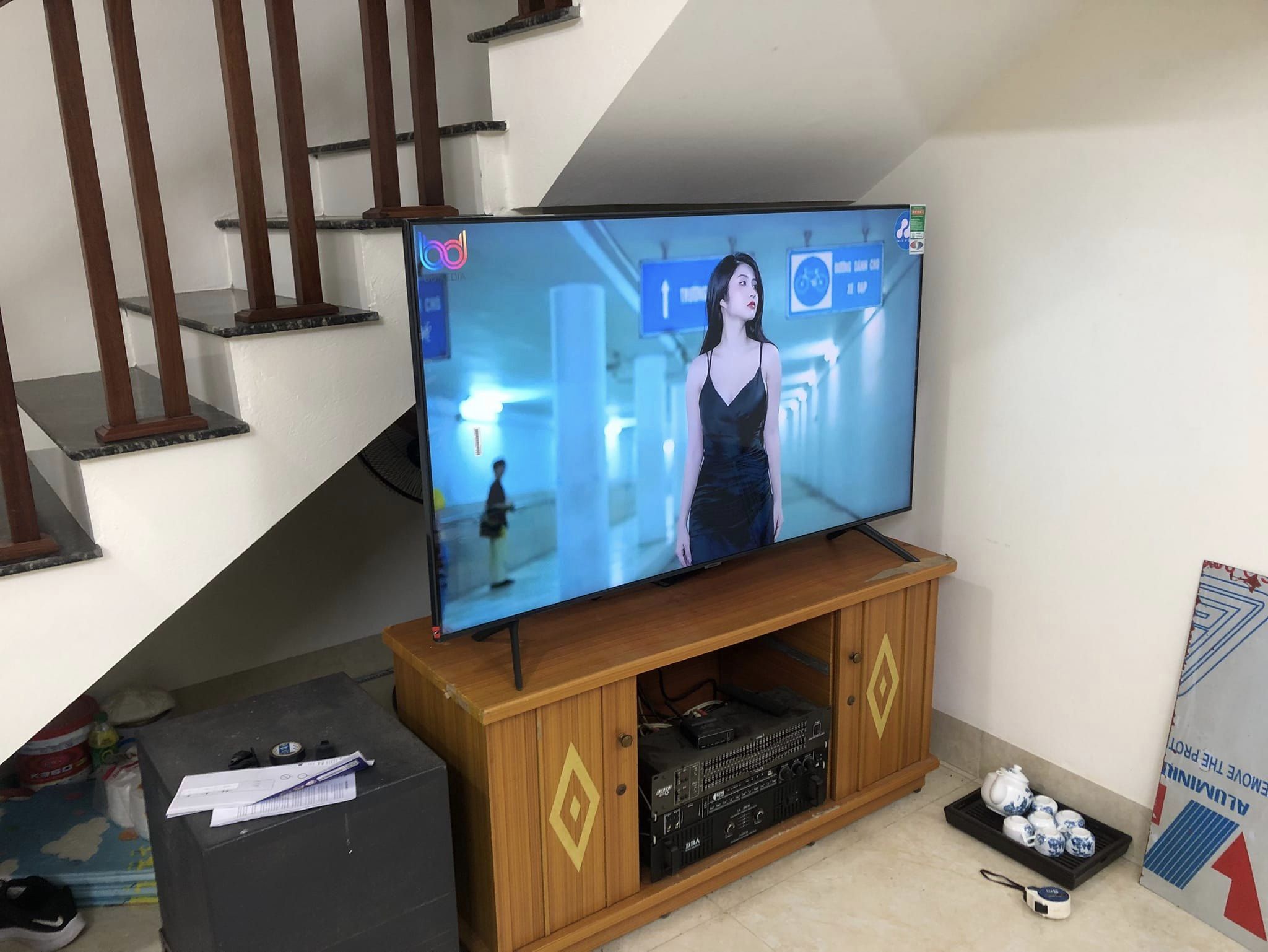 Smart Tivi Sony KD-32W830K: Mẫu tivi nhỏ gọn điển hình cho phòng ngủ
