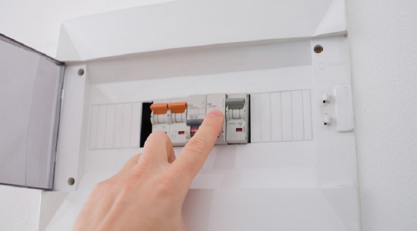 Nên tắt điều hòa bằng remote hay ngắt aptomat - Cách làm nào tốt hơn?