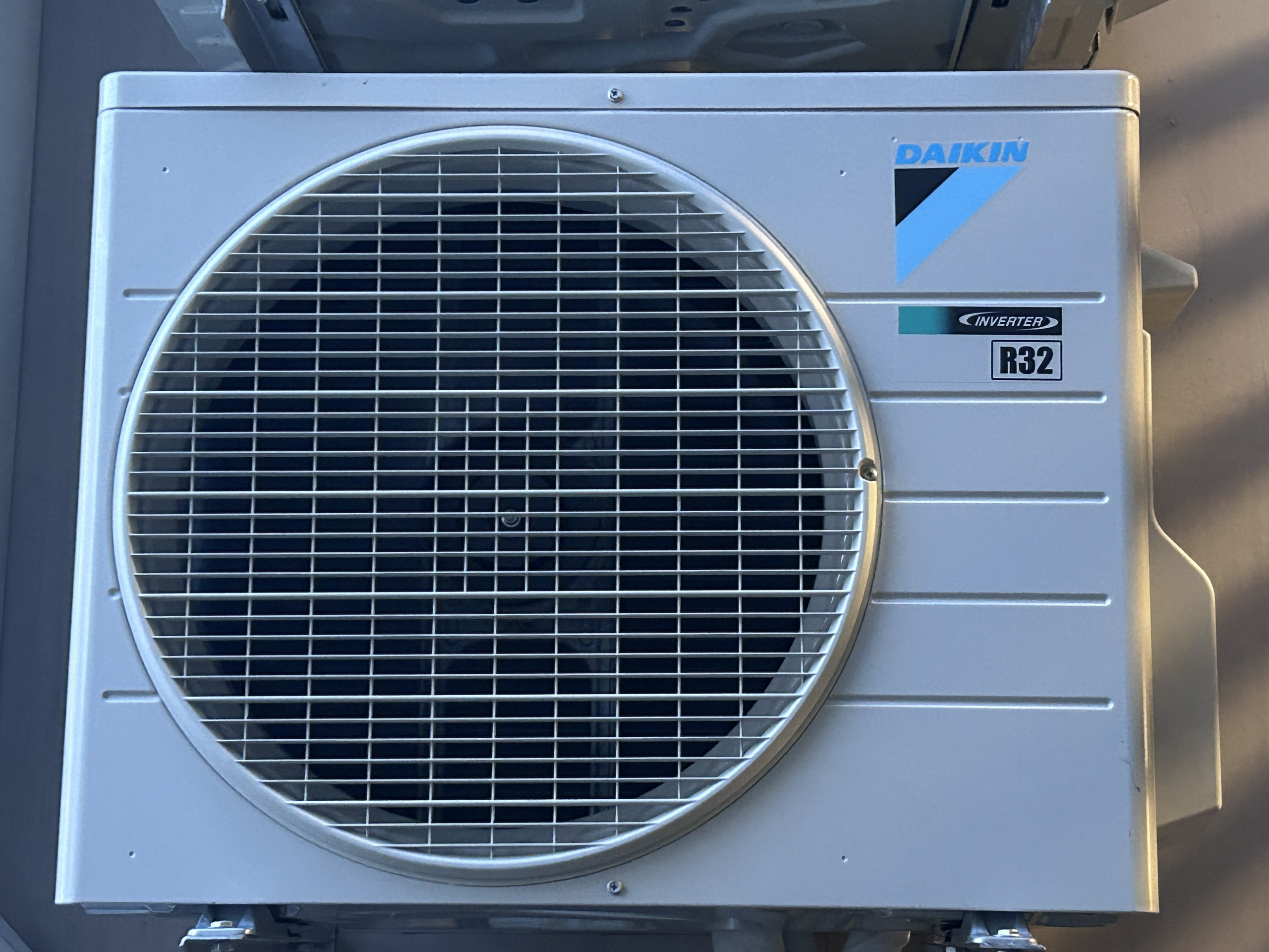 Vì sao điều hòa Daikin 9000btu FTHF25XVMV lại có giá lên tới 10 triệu đồng?