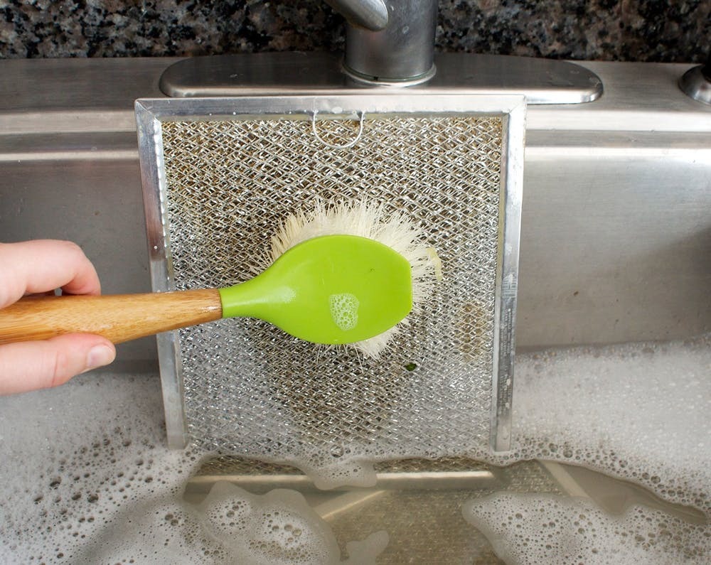Mách bạn một vài cách vệ sinh tấm lưới lọc của máy hút mùi Bosch dễ dàng và nhanh chóng