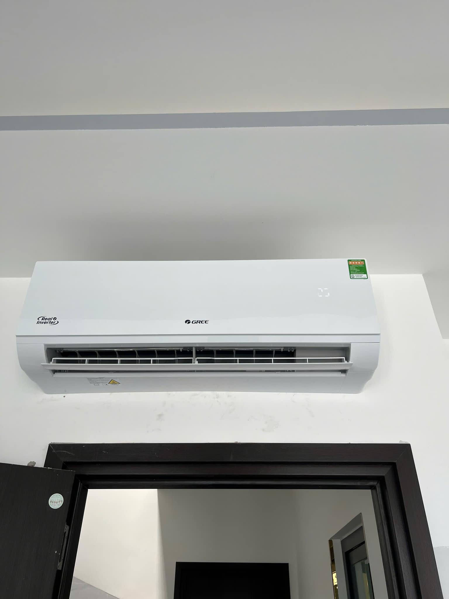 So sánh điều hòa Daikin FTKB35YVMV và điều hòa Gree COSMO12CI - Nên mua loại nào?