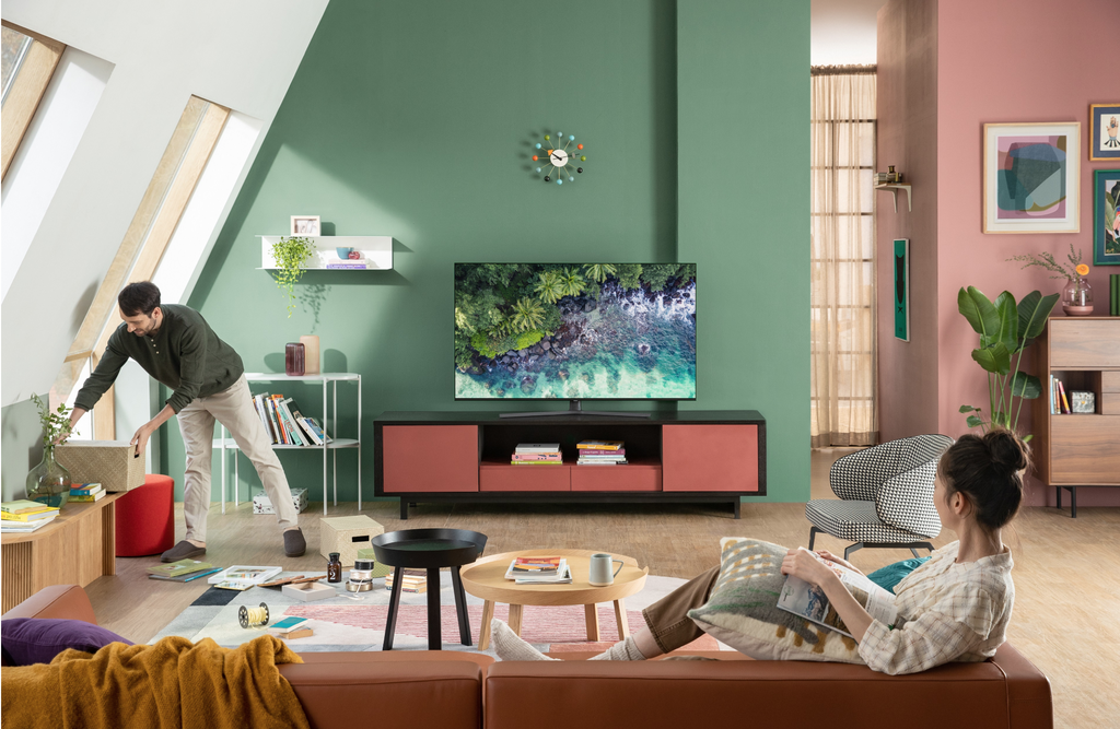Giữa tivi samsung 65 inch UA65U8000FKXXV với QA65Q8F5AKXXV nên dùng loại nào 