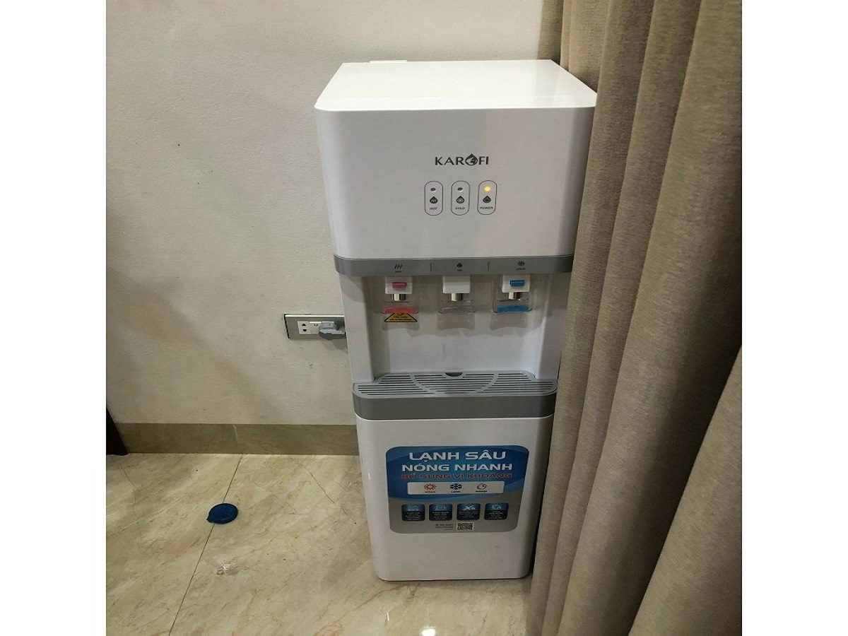 Cây nước nóng lạnh  Karofi 3 vòi HCV208 giải quyết nỗi lo về nước uống an toàn và tiện dụng