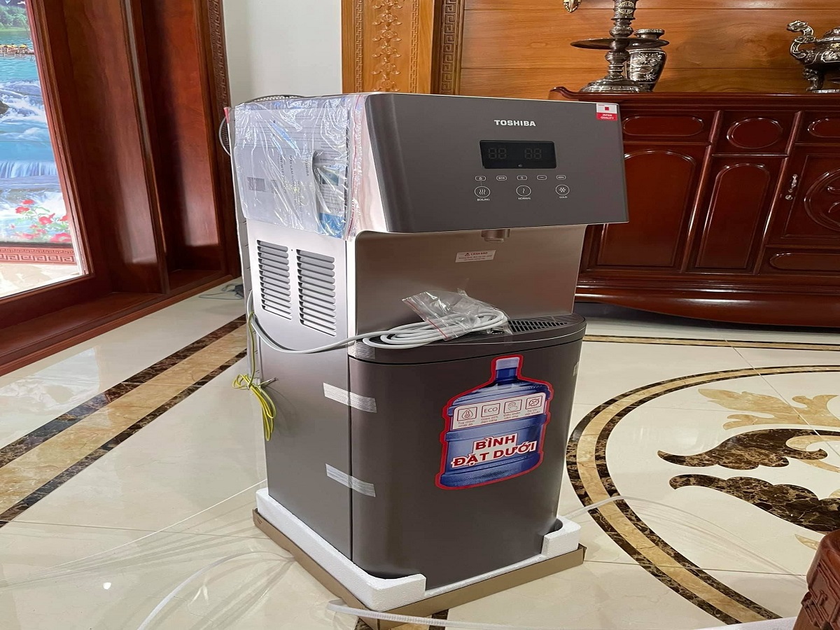 Đánh giá chi tiết cây nước nóng lạnh hút bình Toshiba RWF-W1830UVBV (T) thiết kế tinh tế, tiện ích vượt trội