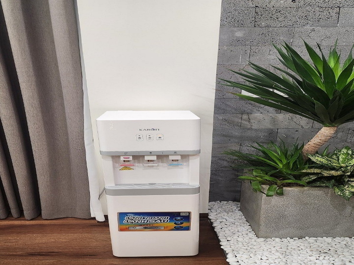 Cây nước nóng lạnh  Karofi 3 vòi HCV208 giải quyết nỗi lo về nước uống an toàn và tiện dụng