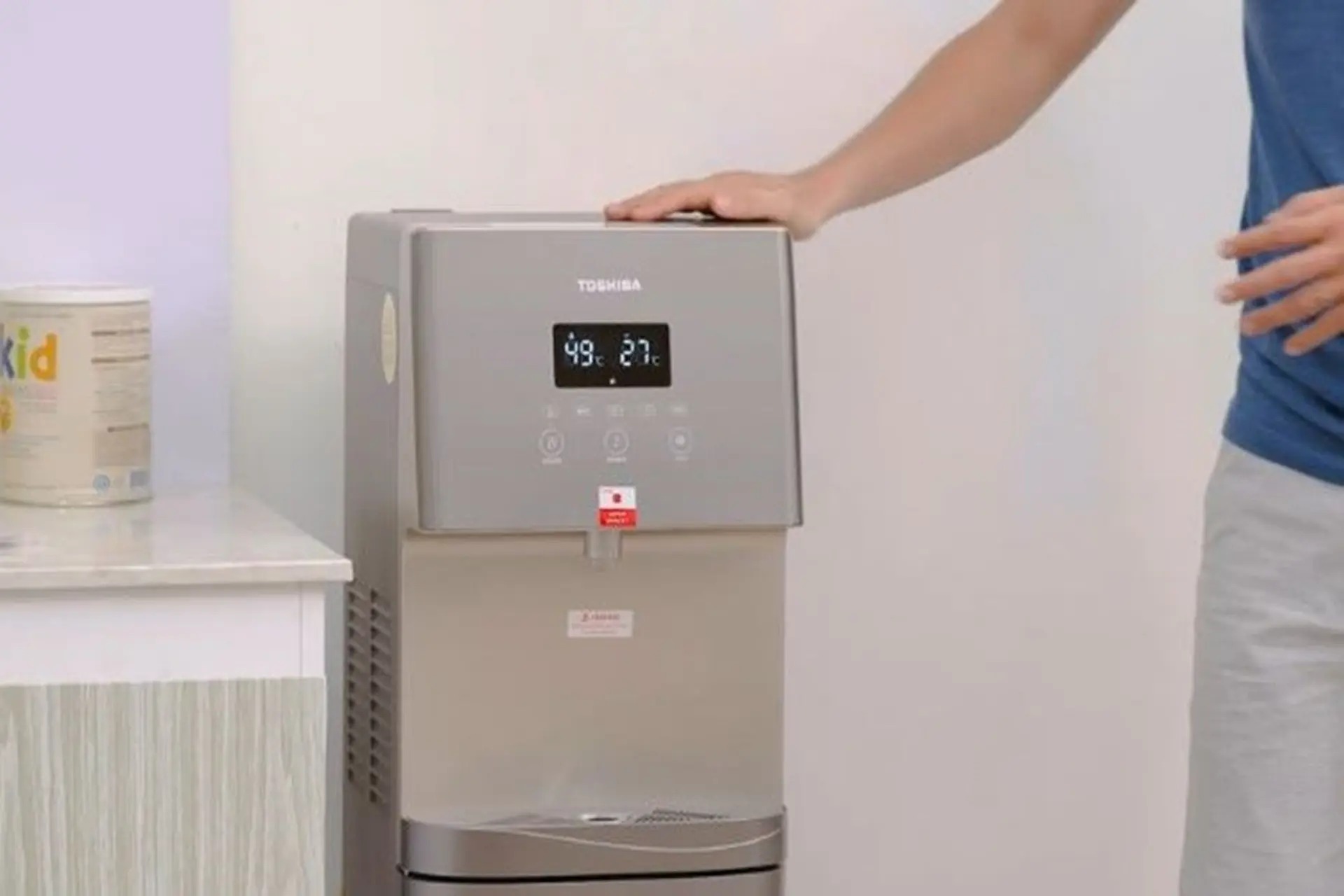 Cây nước nóng lạnh Toshiba 1 vòi RWF-W1830UVBV (T) công nghệ UV kháng khuẩn thế hệ mới